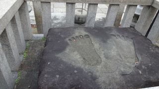 大きな足跡が二つ。