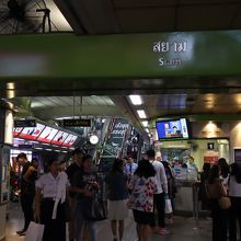 駅の改札口（中央）