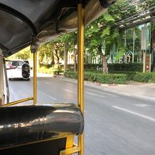 トゥクトゥクの車内から