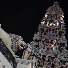 夜の寺院。