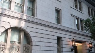 おしゃれな商業施設の中に保存されている歴史的建造物