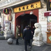 小さなお店が軒を連ねる通り！