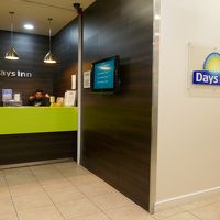 フロント、狭い