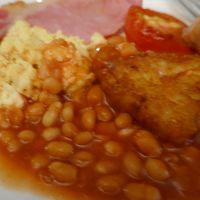 朝食は歩いてすぐの、レストランで