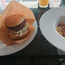 ハリーズ ホテル、バー & レストラン