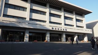 1階の展示室では令和や平成の元号が変わった時の令和の文字もありました