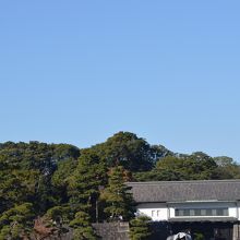 西の丸の坂下にあったので、坂下門と呼ばれるそうです。