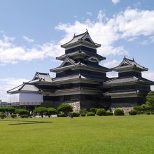 こちらから見る天守もよい。