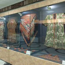 メインの展示館では、主にウズベキスタンの民俗資料や…、