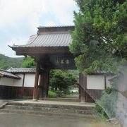 甲府五山の一つ。美しい庭園。信玄公嫡男の菩提寺