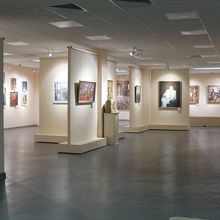 主に前衛芸術家作品が公開されている展示館内部。