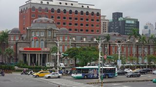 赤レンガ色が目立つモダンな建物