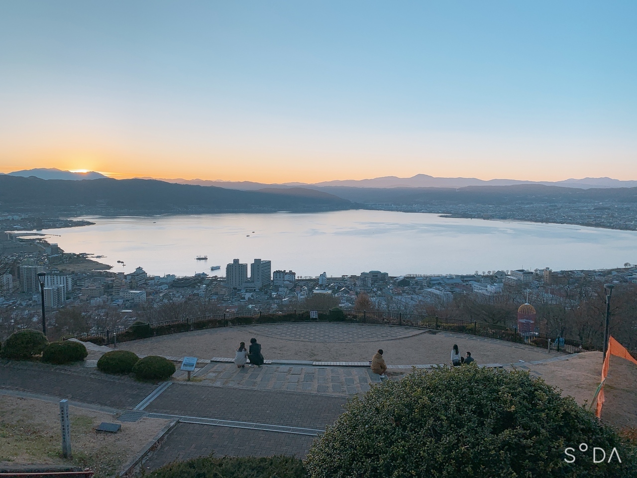 諏訪湖を一望できる公園
