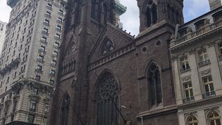 ビルの谷間に突如として出てきました。