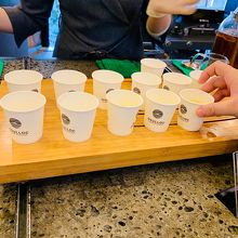 こんな感じでお茶の試飲  この手はどなたか知らない方の手