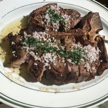 名物Tボーンステーキ