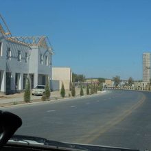 アラル海博物館前の幹線道路沿いには、新しい家並みが造成中。