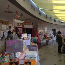 レストラン入り口にはお土産屋さん