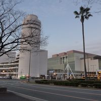 左に福岡国際センター、右側に福岡国際会議場があります