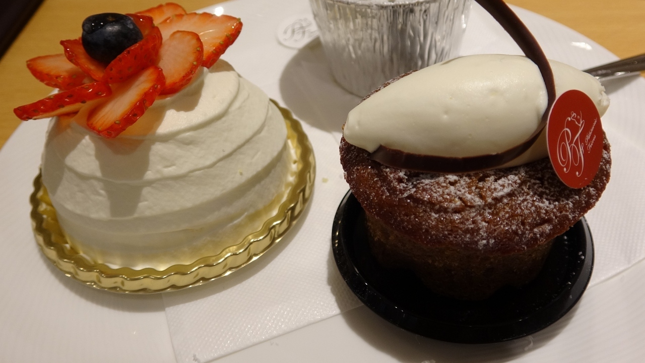 かまくら…ではありません。苺のショートケーキなんです。