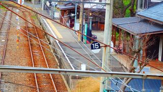 情緒ある駅舎と周辺風景