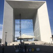 パリの新しい時代を感じさせる建造物です。