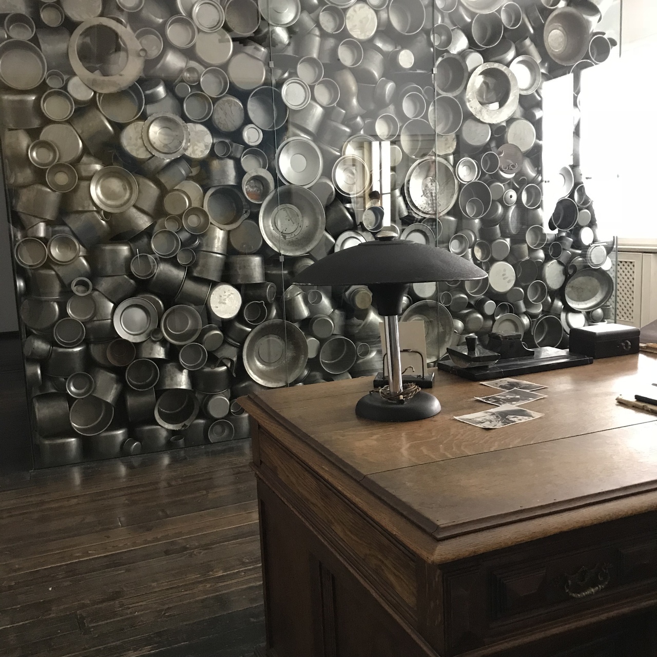 シンドラーさんの机と鍋たち