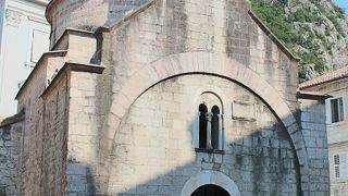 コトルの中心部にある小さな教会