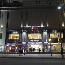 川端商店街から見た店内入り口付近風景