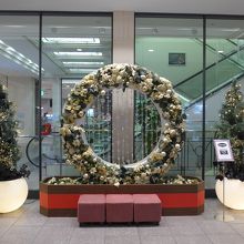 店内に設置されているフォトスポットクリスマスリースとツリー