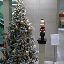 店内に装飾されたクリスマスツリー