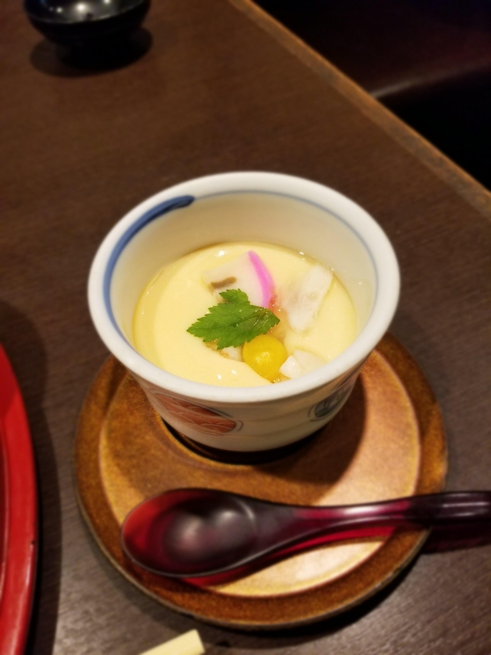 ご飯と赤だしのほか、茶わん蒸しもついててお得