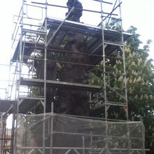 修復工事中の像