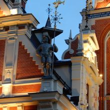 正面右上のカッコイイ像です