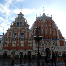 全景　やはり一つのビルに見えます