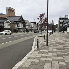 結ステーションに接する六間通りの道路