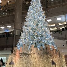 雪が降り積もる森をイメージしたツリー