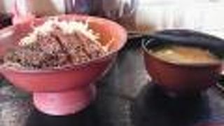 選べる丼とのランチセットがボリューム十分