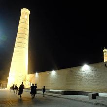 夜にはライトアップされるジュマ・モスクのミナレット（画像左）