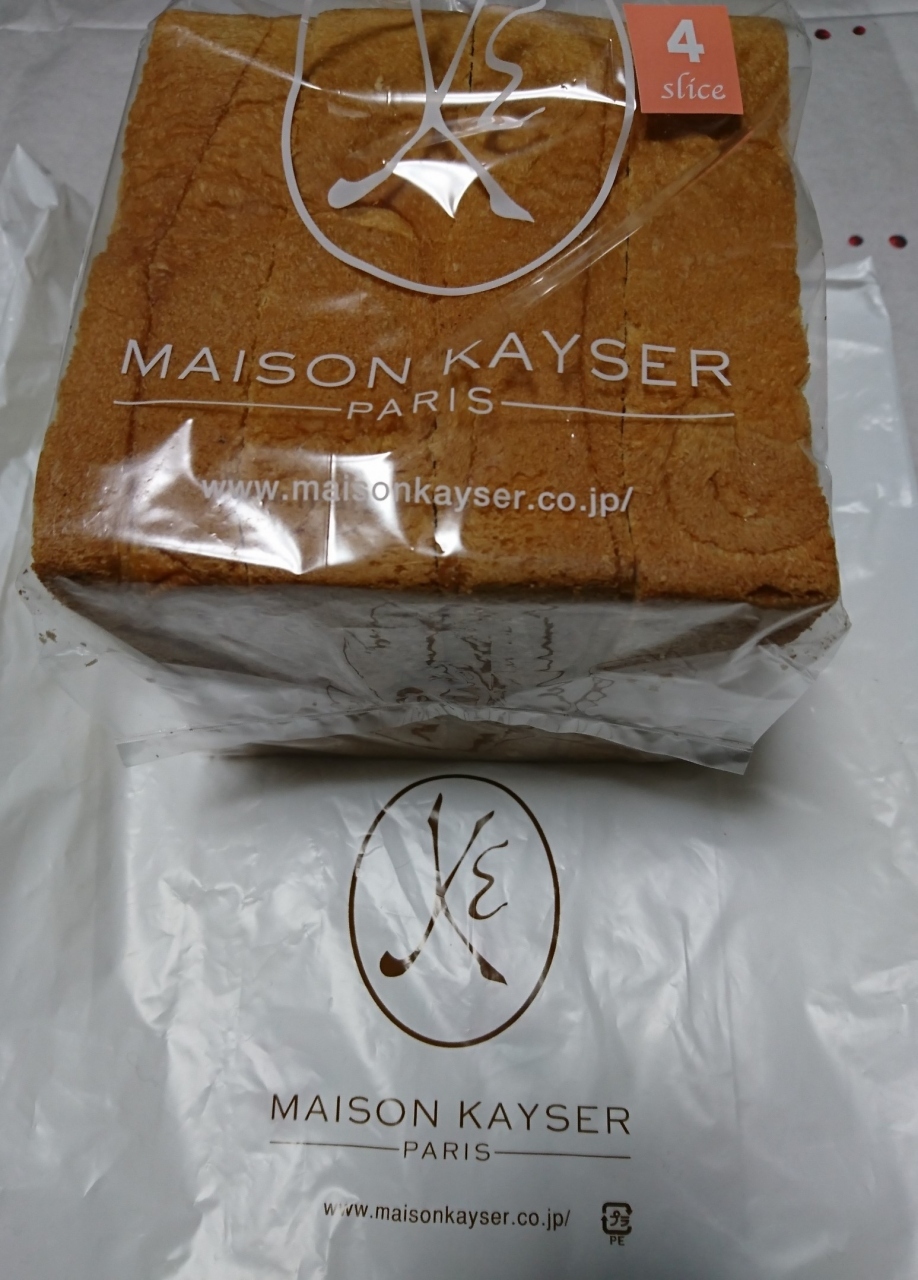 3軒並びでパン屋が続く