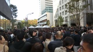 青山一丁目で降りたらものすごい人、人、人でした。