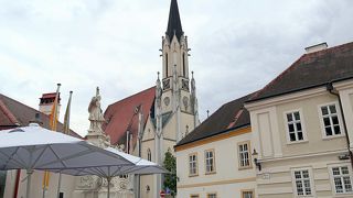 ネポムクの聖ヨハネの記念碑が立っている