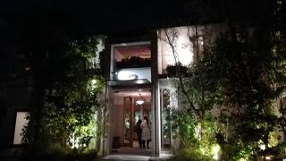 素敵な庭を見ながらの食事です