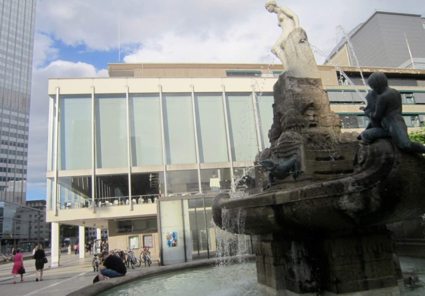 モダンなオペラハウス