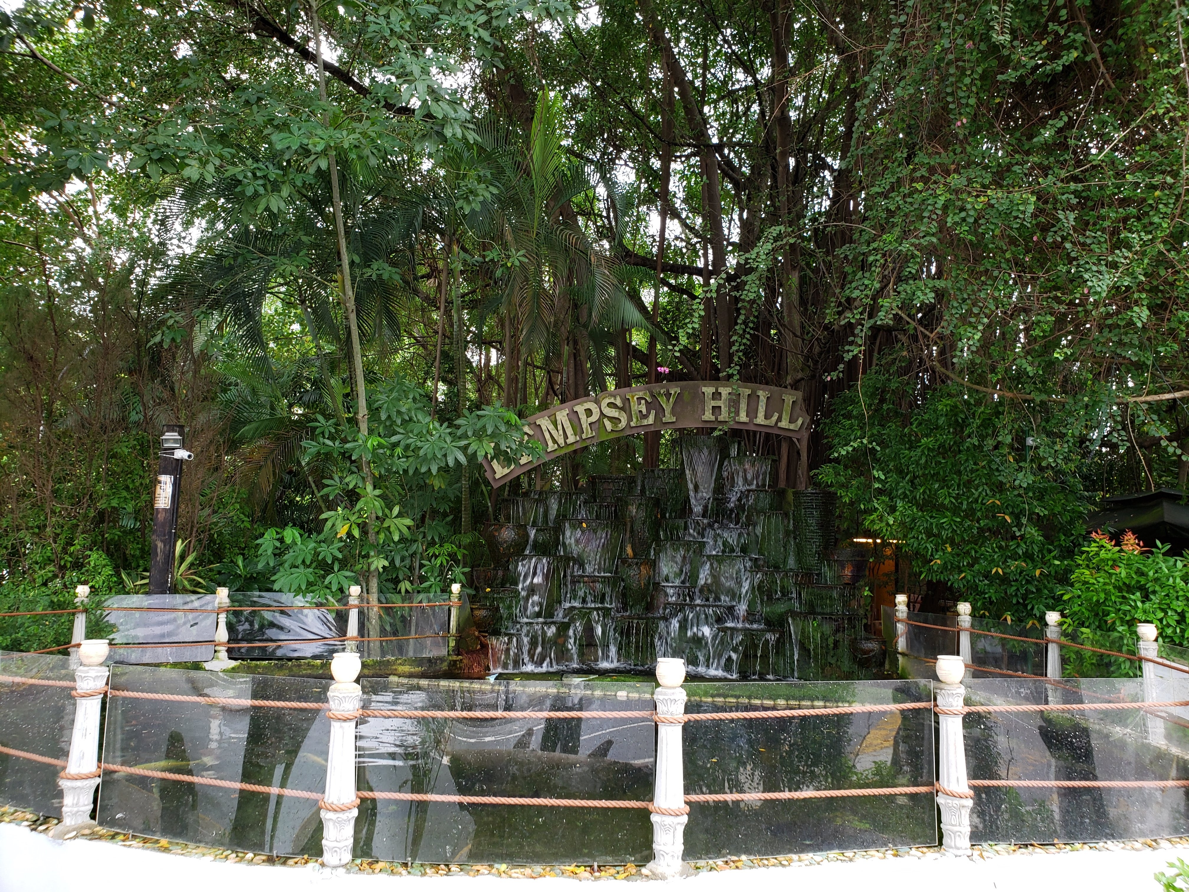 住宅地にあるショッピングセンター