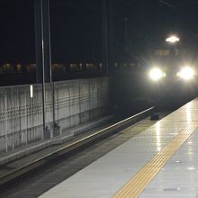 プラットフォームにKTXが到着です。