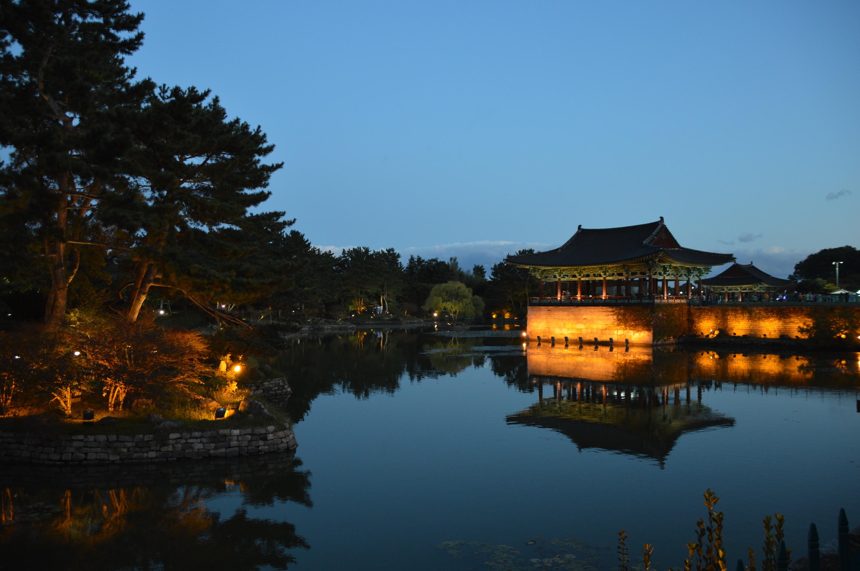 ライトアップが素敵！新羅時代の人工池だそうです。