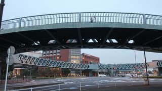 楕円形の歩道橋