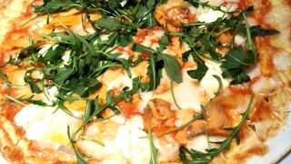 窯で焼き上げられたミラノ風ピッツァ