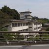 長く広い建物